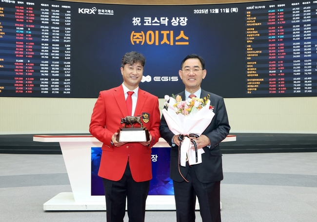 사진 설명 주호영 국회 부의장(오른쪽)이 김성호 이지스 대표(왼쪽)에게 한국거래소에서 열린 상장식에서 축하의 뜻을 전했다./사진제공=주호영 국민의힘 국회의원실