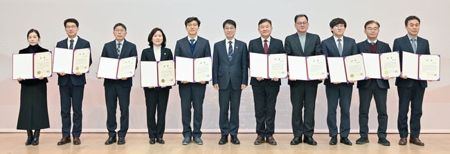 대구시는 지난 1월 2일 산격청사 대강당에서 열린 2026년도 시무식에서 ‘대구시정 TOP 10’ 추진 부서를 시상하고 성과를 공유했다.