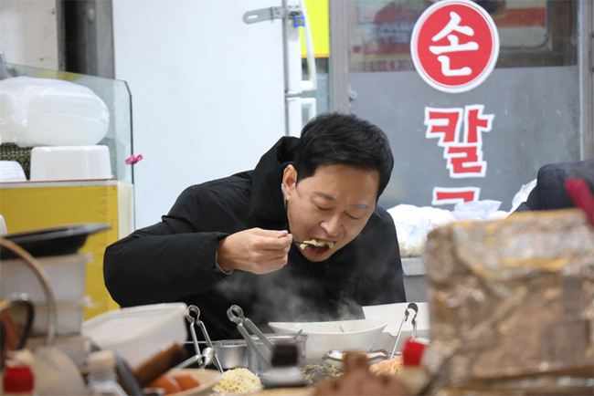 동구시장 상인들과 국수 오찬을 함께 하고있는 최은석 의원