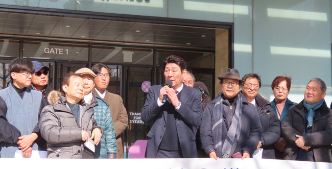 2월 6일 대구 현대백화점 앞 제 6차 장생탄광 방문단 출발 기자회견에서 강대식 의원이 발언하고 있다. 이