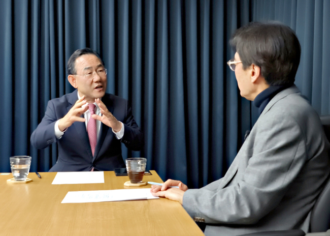 ※ 사진설명. 주호영 국회부의장이 25일 유튜브 ‘만나GO’ 채널에 출연해 대구·경북 행정통합 추진 상황에 대해 설명하고 있다. <주호영 의원실 제공>