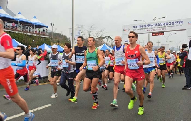 ‘자료사진 : 20217 대구세계마스터즈실내육상경기대회 - 당시 권영진 대구시장이 선수들과 함께 달리고 있다.