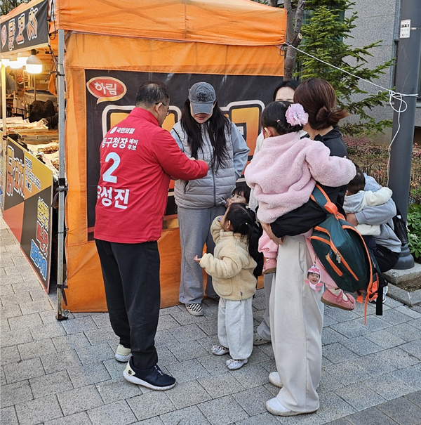 우성진 대구 동구청장 예비후보가 동구 주민들에게 인사하며 지지를 호소하고 있다.