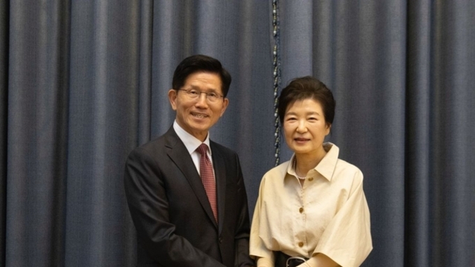 박근혜 “하나 돼야 이긴다”… 김문수에 보수 대통합 주문