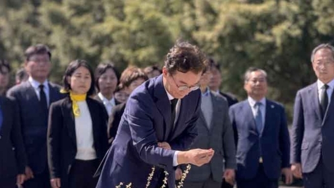 전재수, 출마선언 후 봉하마을 참배… “노무현의 꿈, 부산에서 완성”