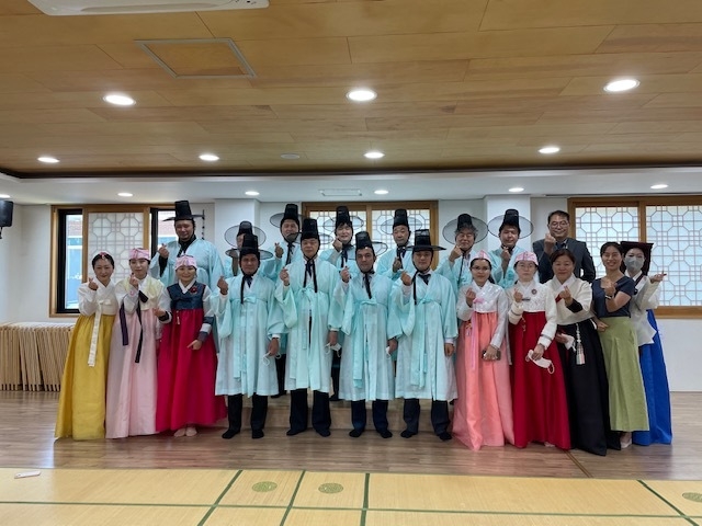 대구세계가스총회에 참석한 외국인 방문객들이 24일 모명재 한국전통문화 체험 